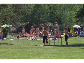 Liegewiese und Spielplatz