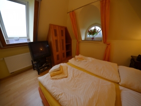 Sonnenkamp OG Maisonette bis 6 Pers.
Schlafzimmer im Dachgeschoß mit TV