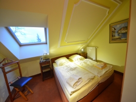 Ferienhaus Dünenrose 17 C für bis 8 Pers.
ein Schlafzimmer im Dachgeschoß