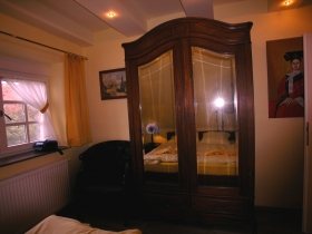 Ferienhaus Bel Monte in Gager
Schlafzimmer
mit antikem Kleiderschrank