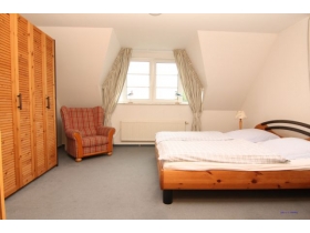 Schlafzimmer mit großem Schrank