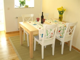 Esstisch mit Stühlen im Wohnzimmer