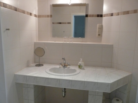 Badezimmer - Waschtisch mit Spiegel, Kosmetikspiegel, Fön und ausreichend Ablageflächen