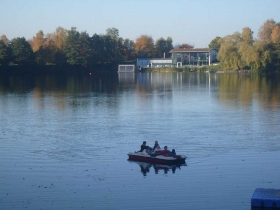 Silbersee, im Hintergrund das Wellnessparadies