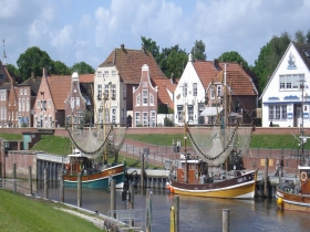 Der idyllisch historische Hafen direkt nebenan 