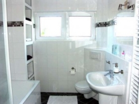 Bad mit Dusche/Wanne im EG