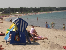 Fröhliches Strandleben in Glowe, 7 km entfernt.