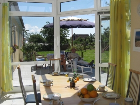 Die 20m² Süd-Westterrasse lädt zum Entspannen ein.