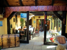 Veranda mit Räucherofen und Kamin 