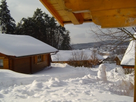 Blick von der Terrasse in den verschneiten Ferienpark