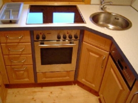 Die Küche ist nach allen modernen Erfordernissen eingerichtet. Sie enthält:

einen Vier-Platten-Herd (Ceran) mit Backofen,
Mikrowelle,
Kühlschrank,
Geschirrspülmaschine,
Toaster,
Eierkocher,
Handmixer,
Wasserkocher,
Kaffeemaschine.