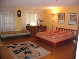 Wohn-Schlafraum mit Doppelbett und optional mit Beistellbett für eine dritte Person