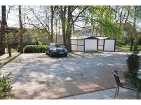 Parkfläche befindet sich auf dem Hof, wo auch die 4 Ferienwohnungen sind