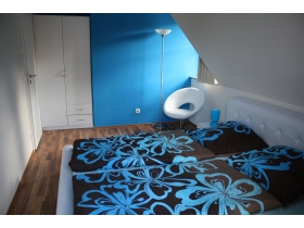 Das blaue Schlafzimmer kombiniert Gemütlichkeit mit modernen Komfort.