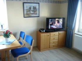 Flachbildschirm, DVD Player und Radio mit CD