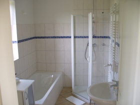 Badezimmer mit Dusche und Badewanne