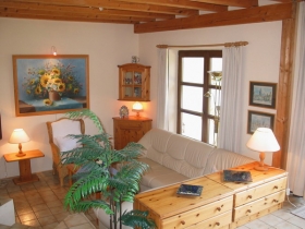 m Wohnzimmer befindet sich ein offener Kamin, digitales SAT-TV
mit großem Flachblidschirm, Radio, CD, mp3, DVD Player,Telefon,
DSL-wlan-Anschluß