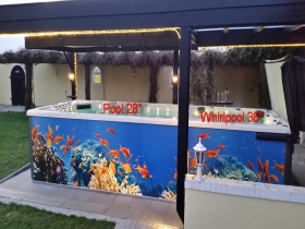 großer Aussenwhirlpool mit Schwimmbereich