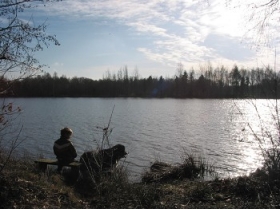 Der Angelsee liegt direkt am Hof und wird regelmässig mit Fischbesatz gefüllt. Man darf hier ohne Angelschein angeln. Es gibt Hecht, Zander, Karpfen, Aal uvm.