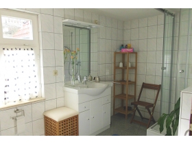 Duschbad mit WC und Bidet im Hochparterre