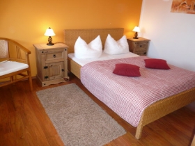 2 Schlafzimmer mit Doppelbett