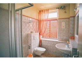 Bad mit Dusche, WC