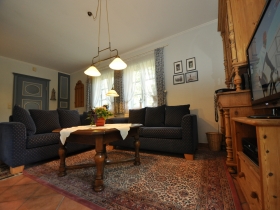 Wohnzimmer mit Küchenzeile der Erdgeschosswohnung