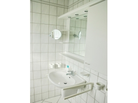Blick ins Badezimmer incl. Dusche und WC der 4-Raum Wohnung im 1.OG.