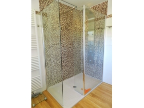 EG - eines der 4 Bäder mit Doppelwaschtisch, Bidet, Urinal, Fussbodenheizung +Handtuchwärmer, Dusche 1.50 x 1.00 mit Regner+Wasserfall+Massagedüsen