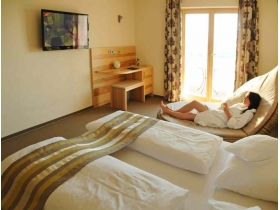 Unsere neue Zimmer-Kategorie: Kuschel-Doppelzimmer für romantische Wellness-Tage und einen entspannten Urlaub mit Farblicht, Kuschel-Insel und viel Platz!